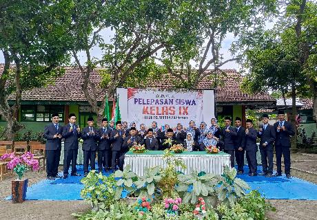 Gelar Pelepasan Siswa / Siswi Kelas IX Penuh Kesederhanaan